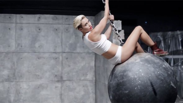 miley-cyrus-riding-wreaking-ball